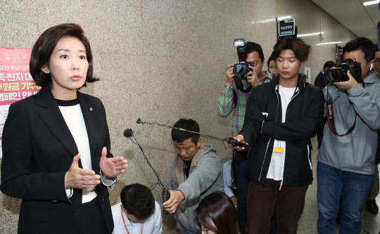 보도진 질문 받는 나경원 원내대표 (서울=연합뉴스) 이진욱 기자 = 자유한국당 나경원 원내대표가 14일 오후 국회에서 조국 법무부 장관 사퇴 관련 보도진 질문을 받고 있다. 2019.10.14 cityboy@yna.co.kr (끝)